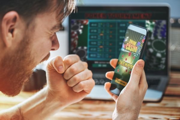 Antarmuka aplikasi persentoto menampilkan pasar taruhan Liga 1 dan opsi setoran DANA